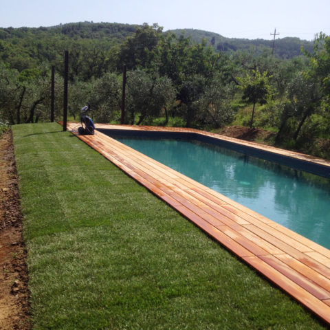 Installazione tappeto erboso piscine Valdambra Caiani Vivai Garden